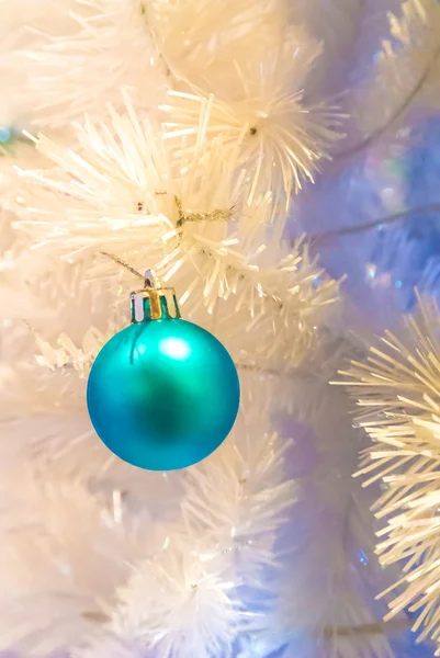 Adornos de Navidad en árbol de Navidad blanco . — Foto de Stock