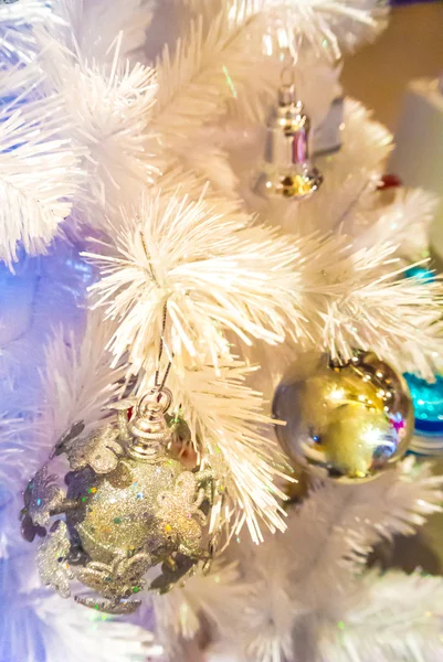 Χριστουγεννιάτικα στολίδια για λευκό χριστουγεννιάτικο δέντρο. — Φωτογραφία Αρχείου