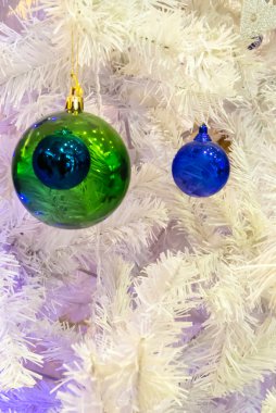 Noel süsler beyaz Noel ağacı üzerinde.