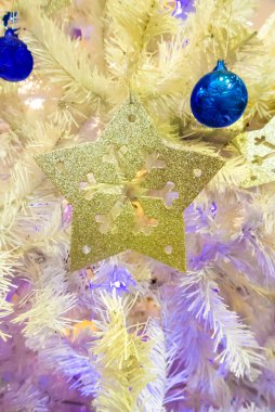 Noel süsler beyaz Noel ağacı üzerinde.