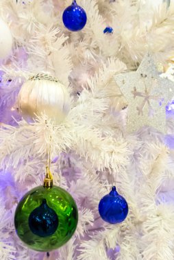 Noel süsler beyaz Noel ağacı üzerinde.