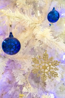 Noel süsler beyaz Noel ağacı üzerinde.