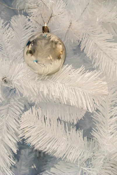 ホワイト クリスマス ツリーにクリスマスの装飾品. — ストック写真