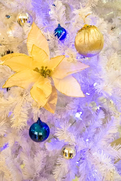 Adornos de Navidad en árbol de Navidad blanco . — Foto de Stock