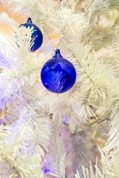 Adornos de Navidad en árbol de Navidad blanco . — Foto de Stock