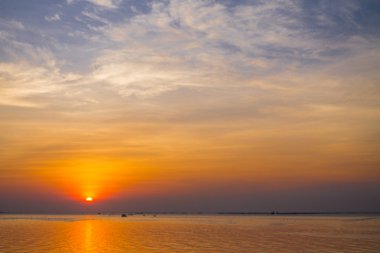 Deniz gökyüzü bulutlar günbatımı üzerinde.