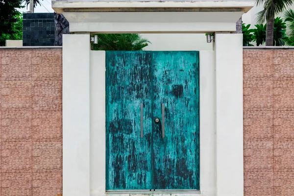 Antique copper door and contemporary wall. — Stock Photo, Image