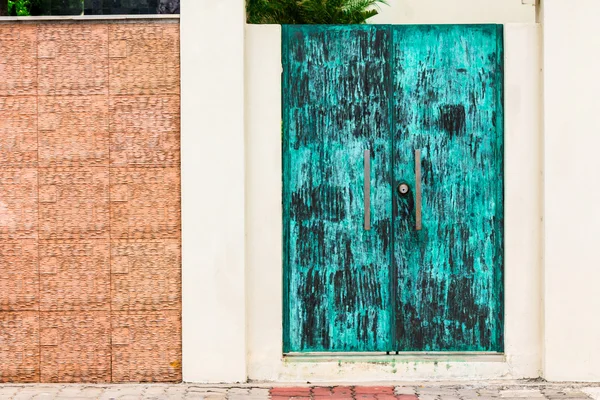 Antique copper door and contemporary wall. — Stock Photo, Image