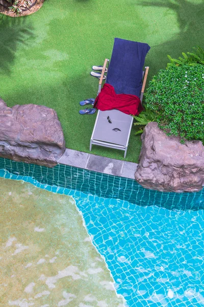 Relaxante piscina cadeira à beira da piscina . — Fotografia de Stock