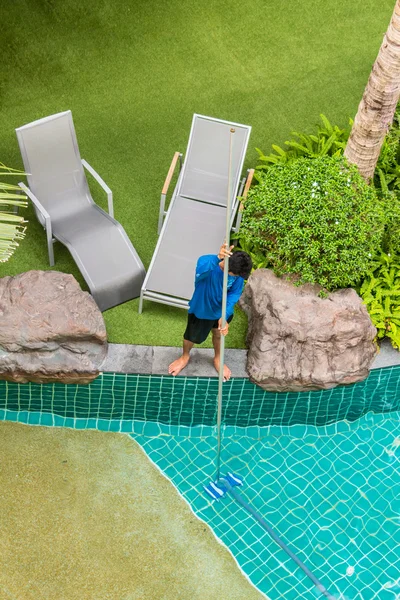 Limpiador de piscinas durante su trabajo . —  Fotos de Stock