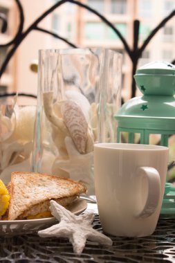 Set üzerinde rahatlatıcı Teras Kahvaltı