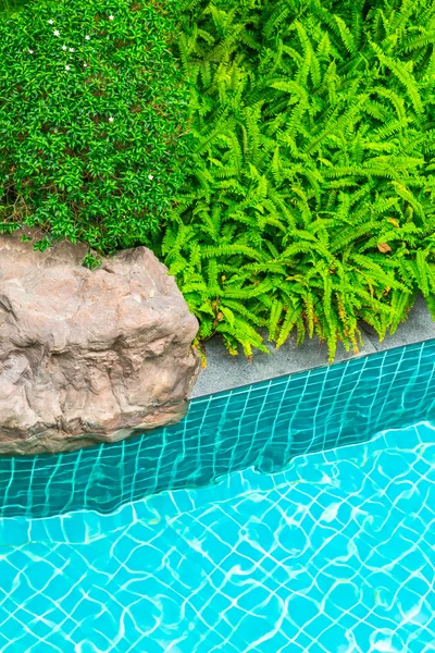 Piscina no jardim — Fotografia de Stock