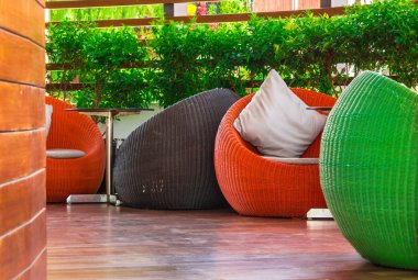 Yuvarlak hasır masa takımları.