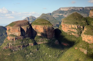 Afrika kaya oluşumu, Drakensberg 'in en popüler görüşlerinden biri. Yağmur mevsiminde üç rondavel kaya oluşumu.