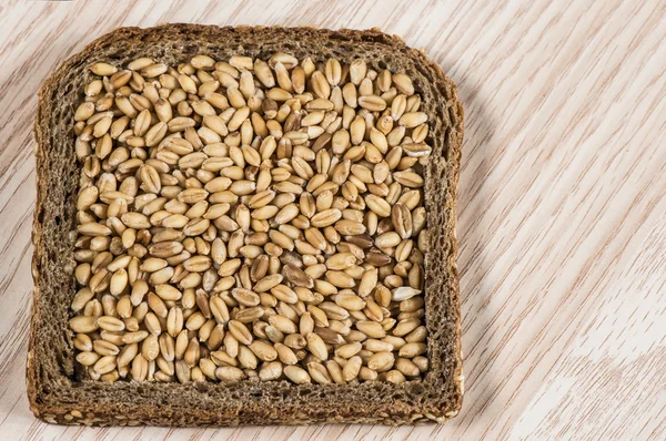 Домашний коричневый хлеб — стоковое фото