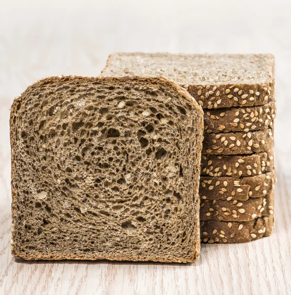 Pão castanho caseiro com cereais — Fotografia de Stock