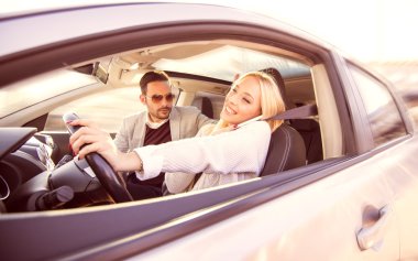 Bir araba sürüş sırasında bir akıllı telefon kullanan kadın