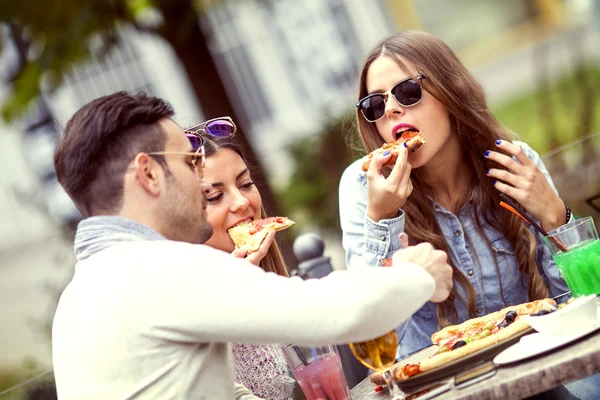 Teman Makan Pizza — Stok Foto