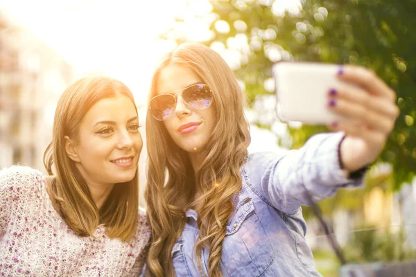 Selfie, τα κορίτσια, λαμβάνοντας μια φωτογραφία — Φωτογραφία Αρχείου