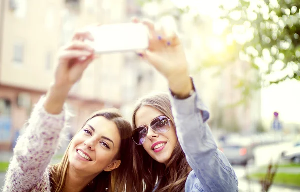 Duas meninas fazendo selfie — Fotografia de Stock