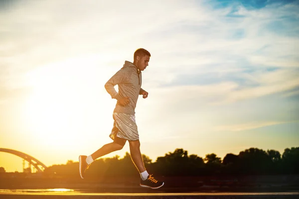 Uomo che corre all'aperto in una giornata di sole — Foto Stock