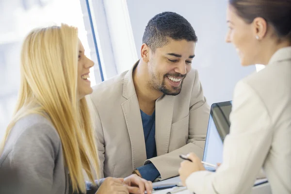 Geschäftsteam bei einem Meeting — Stockfoto