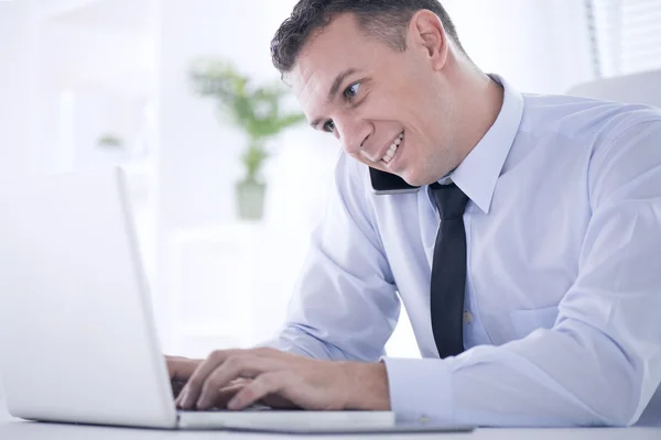 Empresário trabalhando no laptop no escritório — Fotografia de Stock