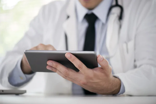 Médecin utilisant une tablette numérique — Photo