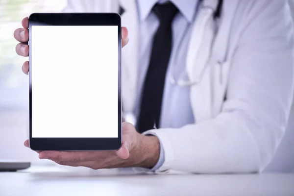 Médecin avec tablette numérique — Photo