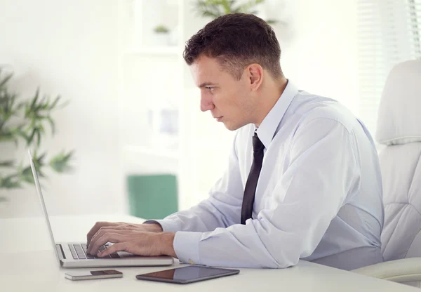 Businessman working on laptop in office — Stock Photo, Image