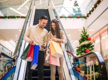Sevgi dolu çift birlikte Noel alışveriş yaparken