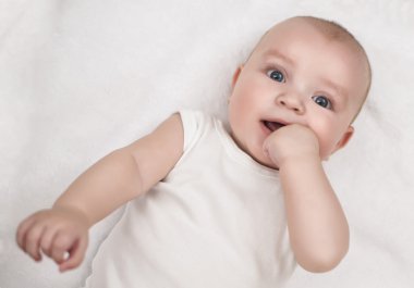 Şirin Bebek arkasında yatan