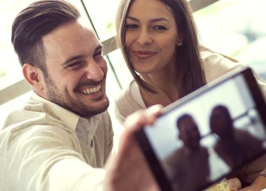 genç bir çift bir selfie alarak