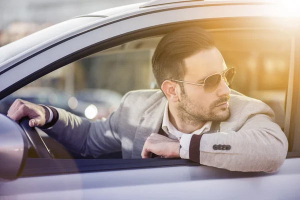 Beaux hommes dans une voiture — Photo