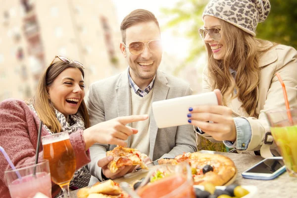 Vänner som äter pizza — Stockfoto