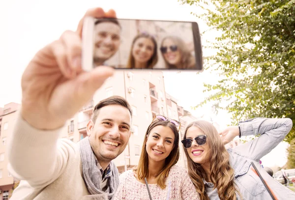 Unga människor att göra selfie i café — Stockfoto