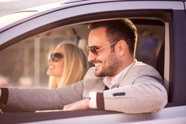 Pareja joven disfrutando de la unidad — Foto de Stock