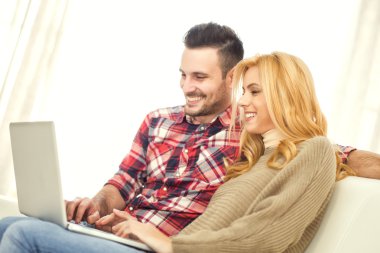 genç bir çift evde internet tarama