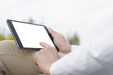 Tablet kullanan kadın