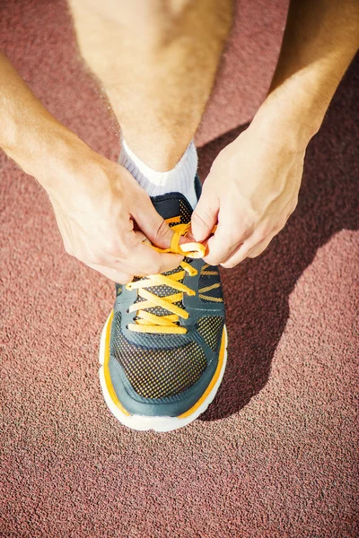 Hombre atando zapatos de correr — Foto de Stock