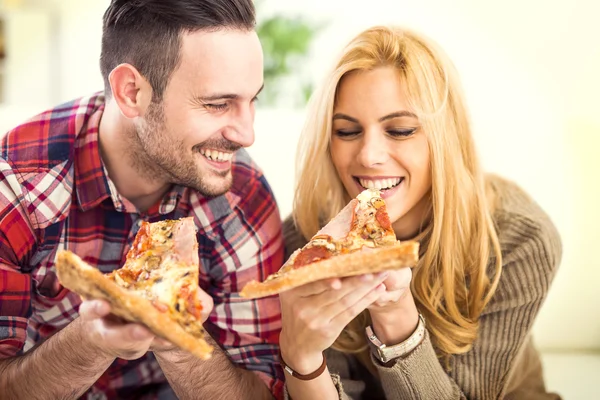 Pareja comiendo pizza — Foto de Stock