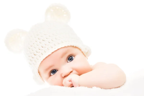 Bebê usando um chapéu de malha com orelhas de urso — Fotografia de Stock