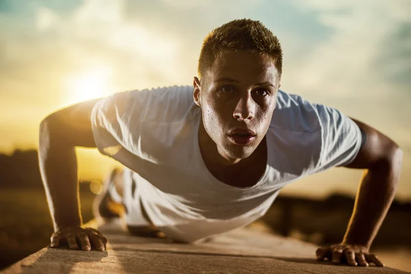 Genç sporcu dışarıda şınav çekiyor. — Stok fotoğraf