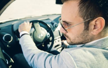 Bir arabada yakışıklı erkekler