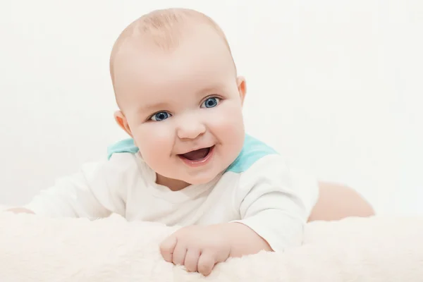 Bambino felice sul letto — Foto Stock