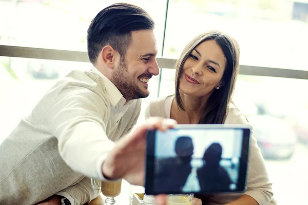 Paar macht Selbstporträt — Stockfoto