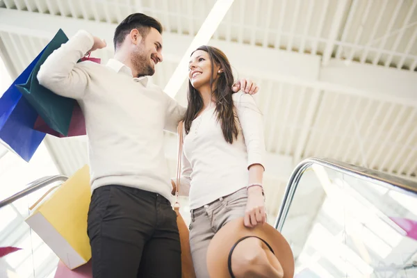 Feliz pareja en las compras —  Fotos de Stock