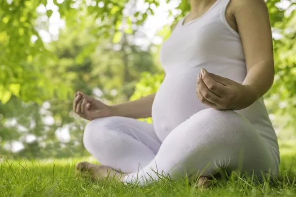 Pränatales Yoga im Park — Stockfoto