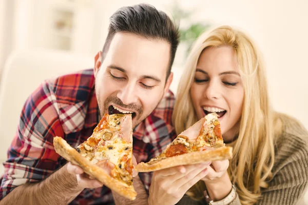 Couple manger une pizza — Photo