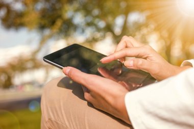 dijital tablet kullanan kadın